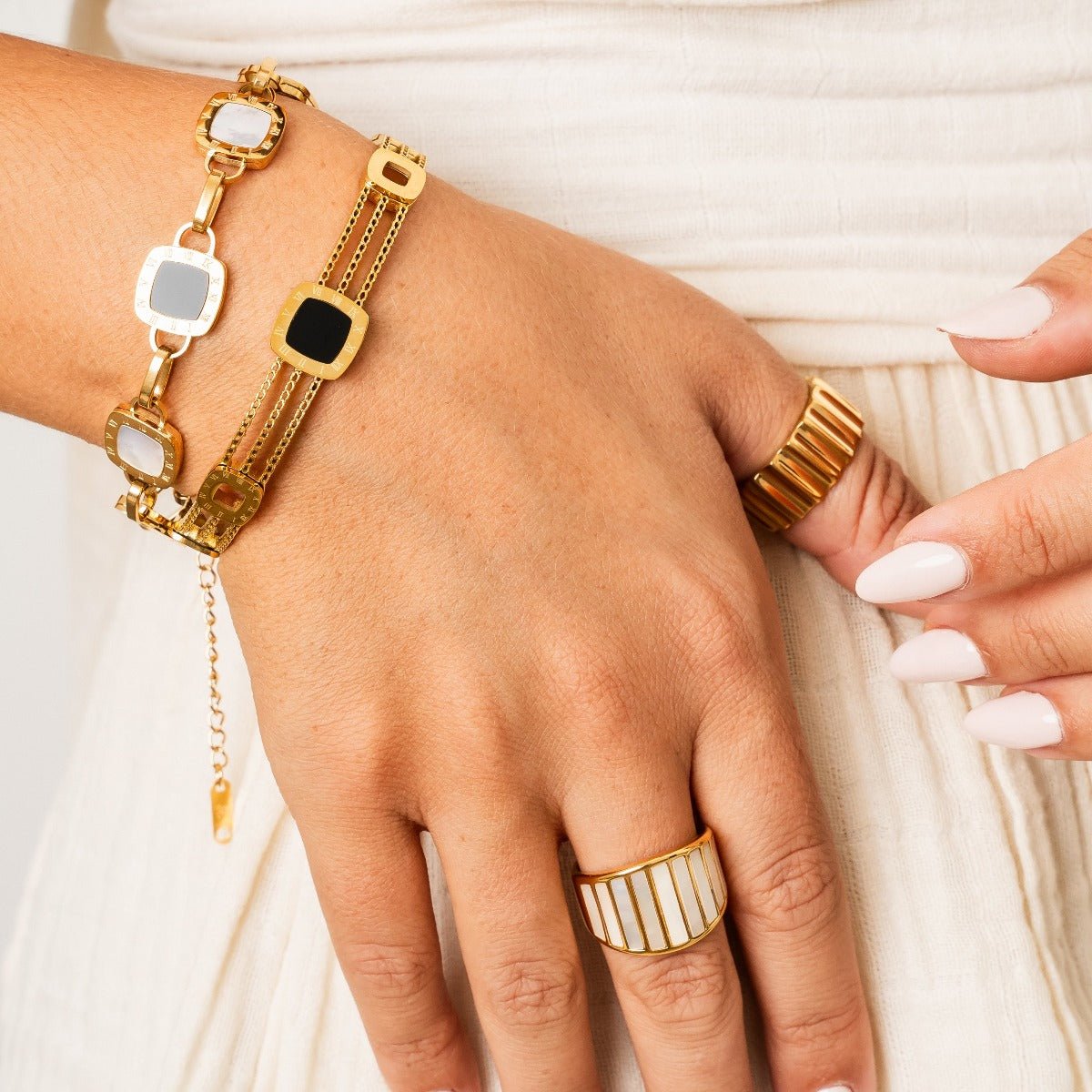 Anillo Coliseo bañado en oro de 18 quilates