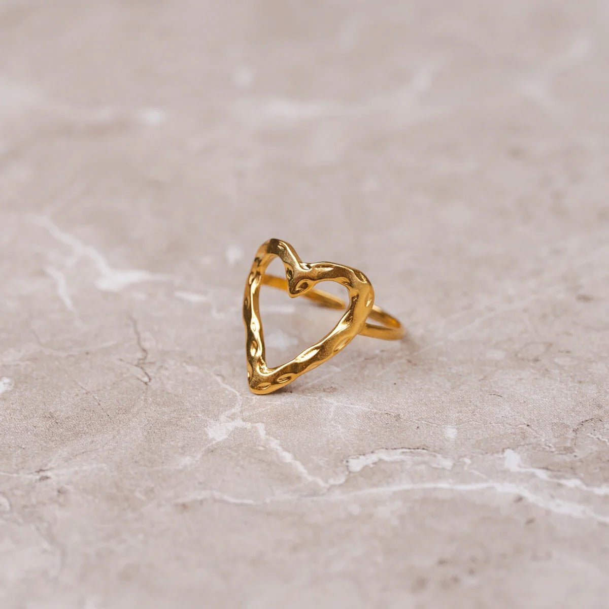 Anillo de corazón orgánico ajustable bañado en oro de 18 quilates