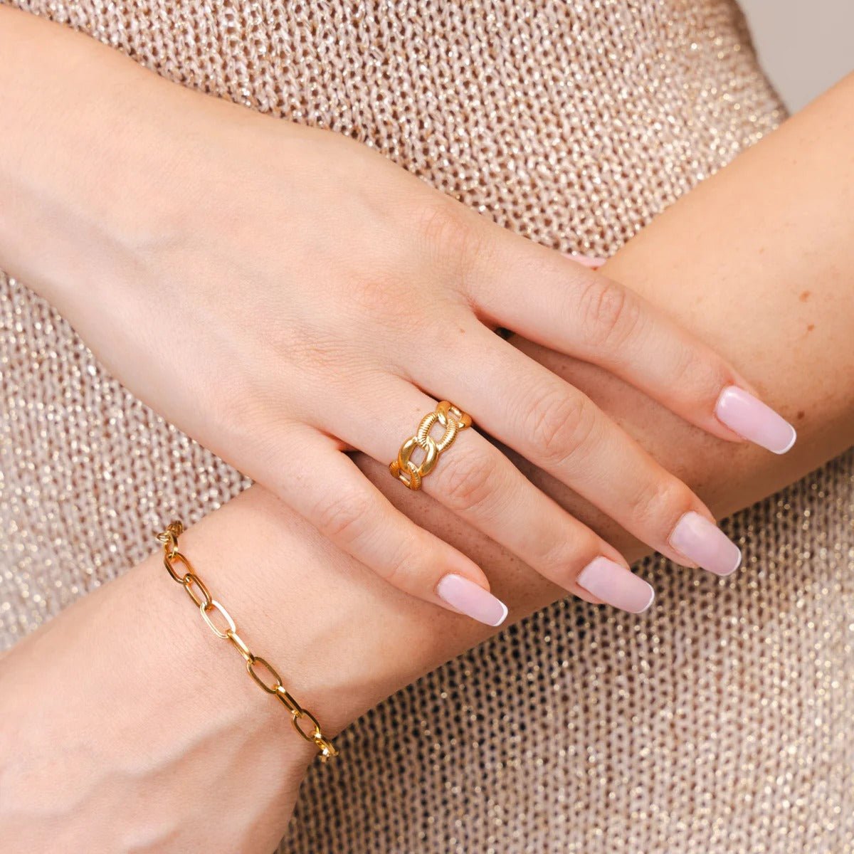 Anillo de cadena atrevida ajustable bañado en oro de 18 quilates