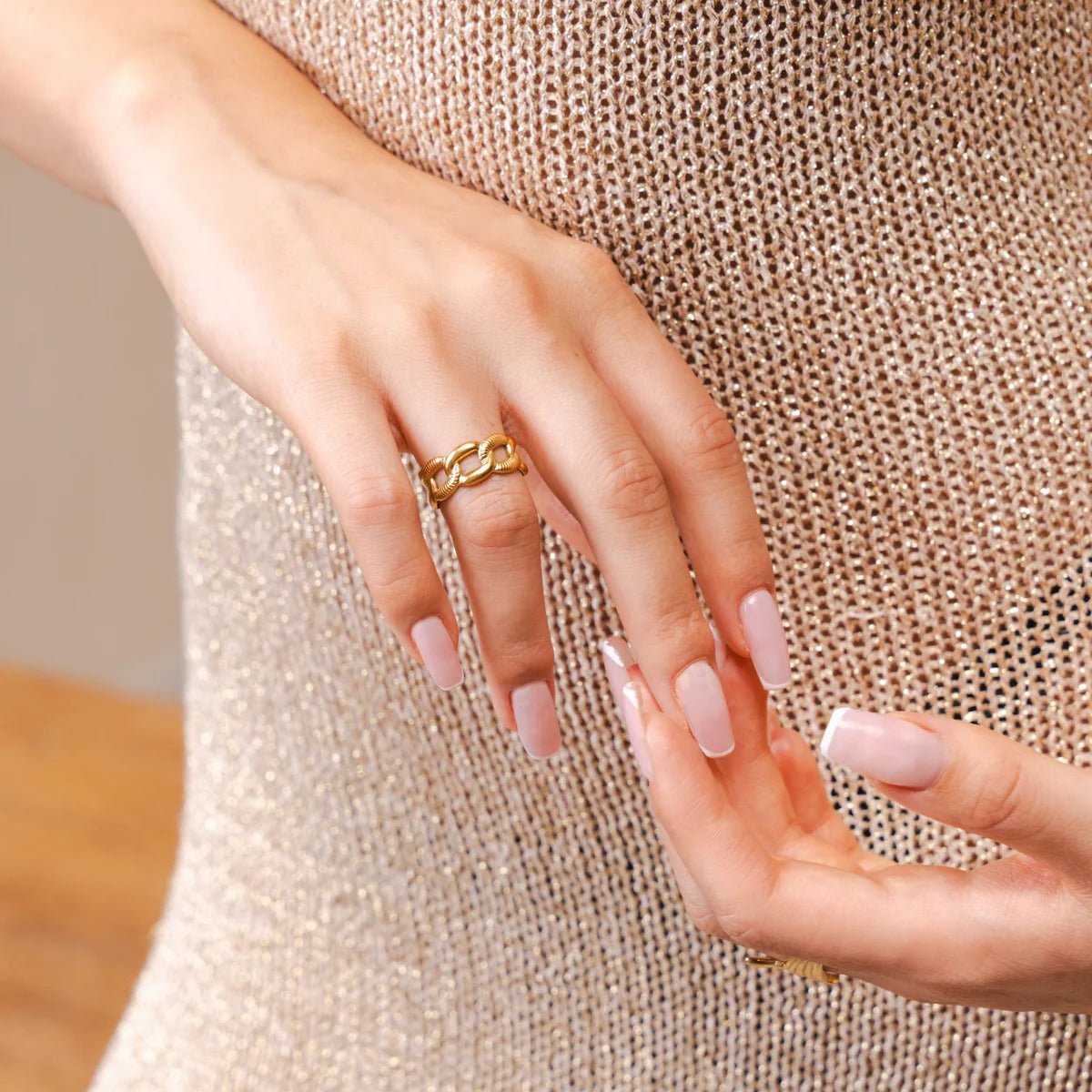 Anillo de cadena atrevida ajustable bañado en oro de 18 quilates