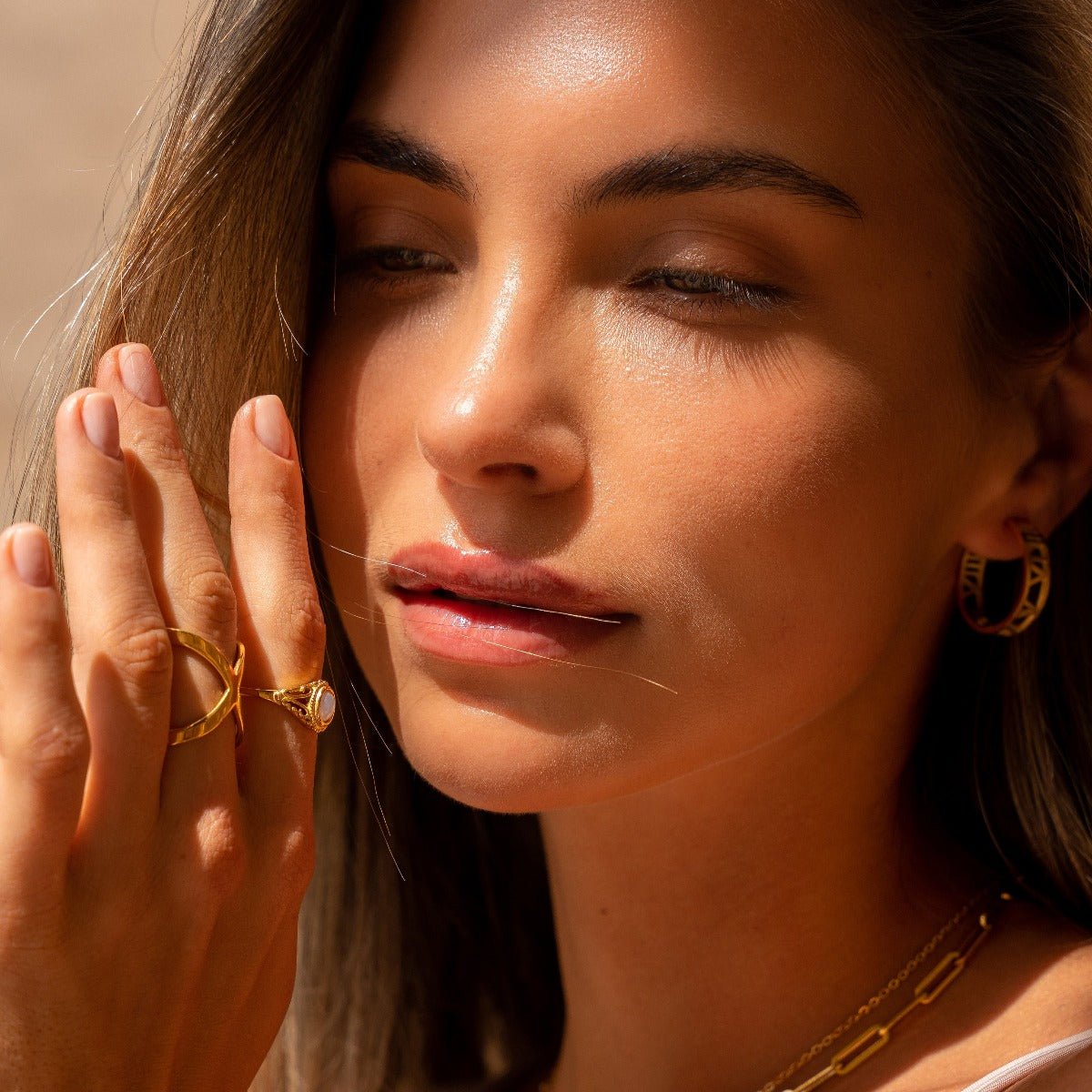 Anillo X bañado en oro de 18 quilates 