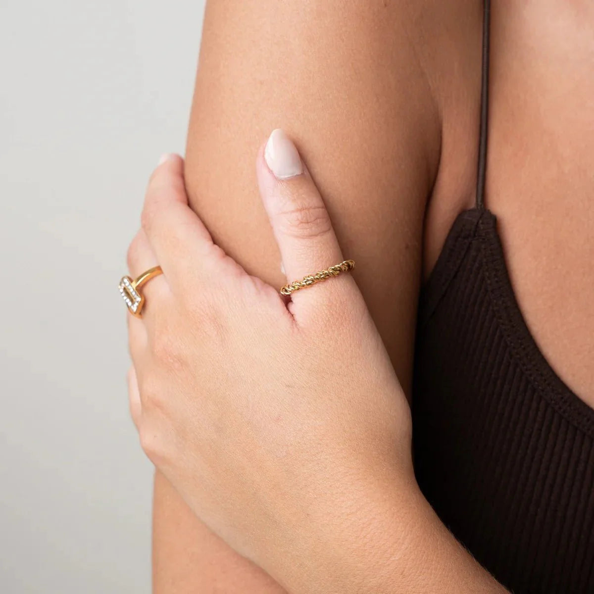 Anillo espiral chapado en oro de 18 quilates