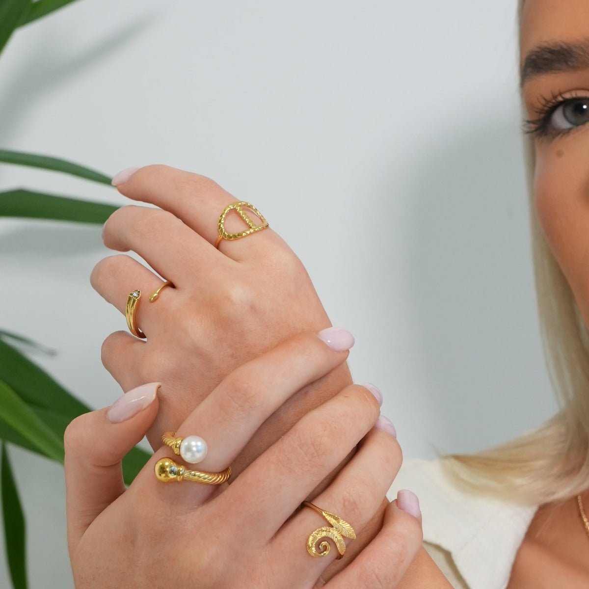 Anillo de flecha bañado en oro de 18 quilates