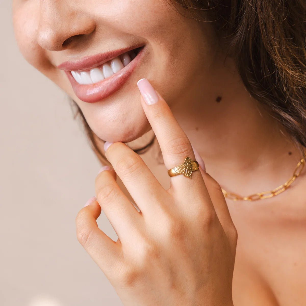 Anillo ajustable Flora bañado en oro de 18 quilates