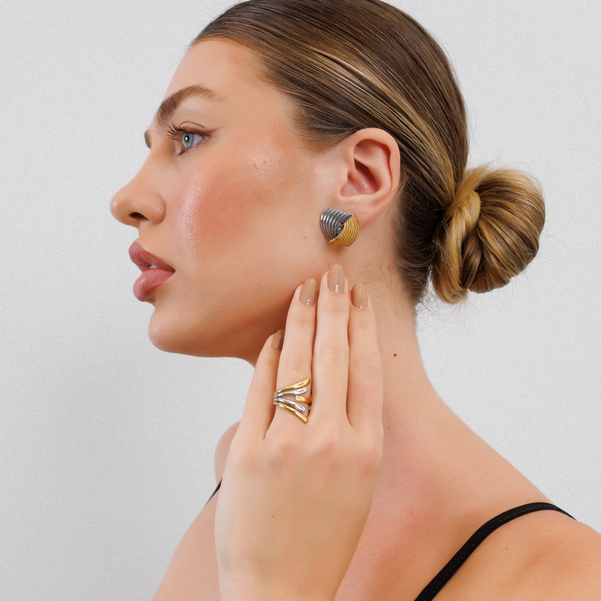 Anillo de flujo ajustable con baño mixto de oro y plata