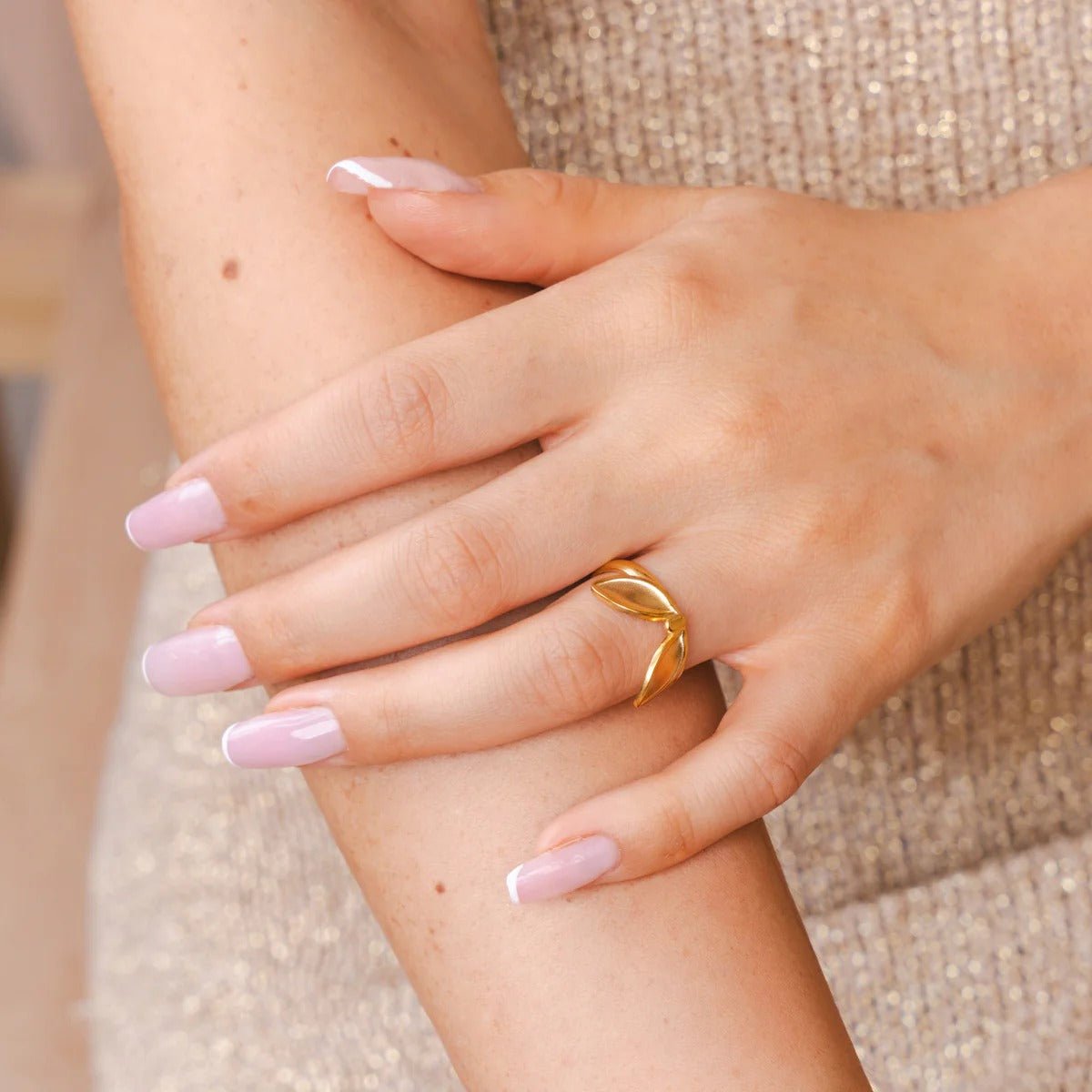 Anillo de hoja ajustable bañado en oro de 18 quilates