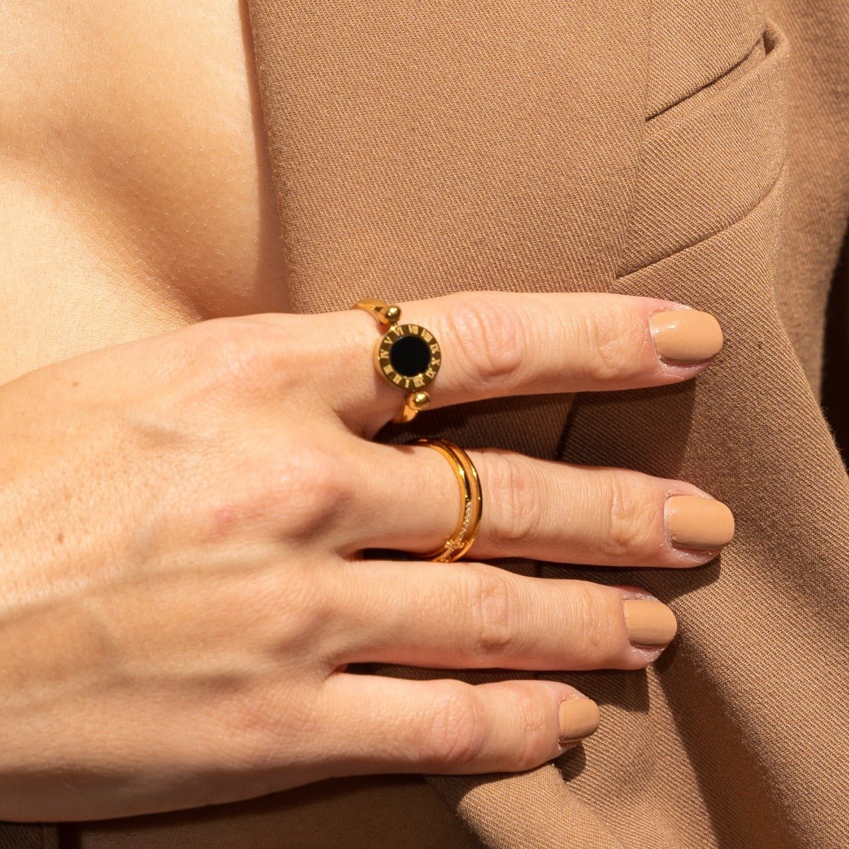 Anillo giratorio con números romanos bañado en oro de 18 quilates