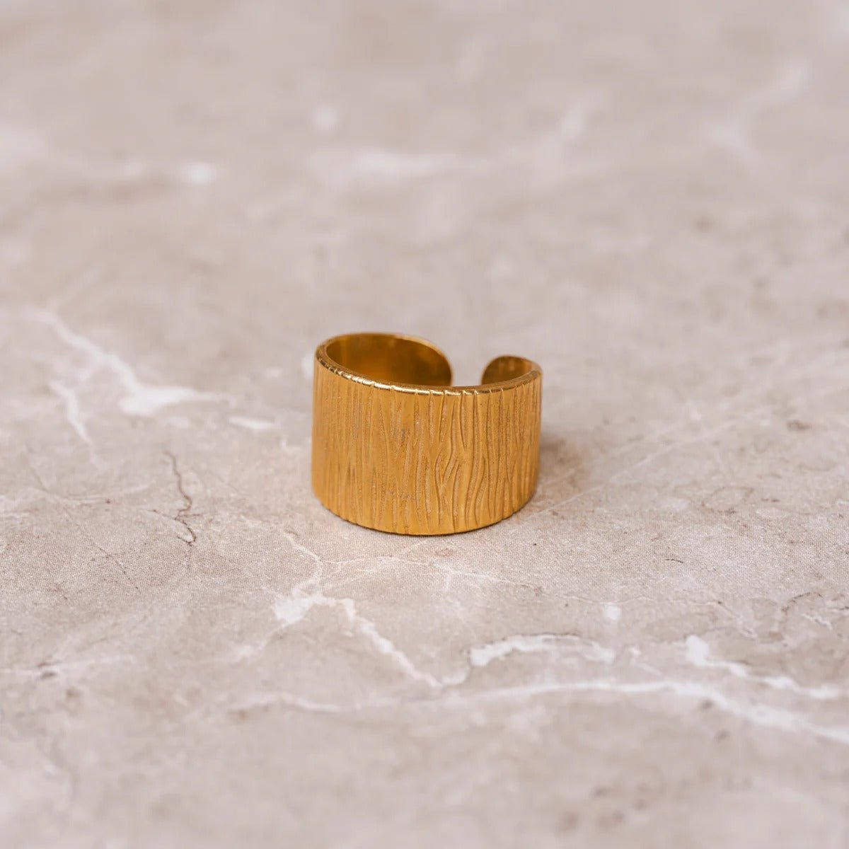 Anillo ancho texturizado ajustable bañado en oro de 18 quilates