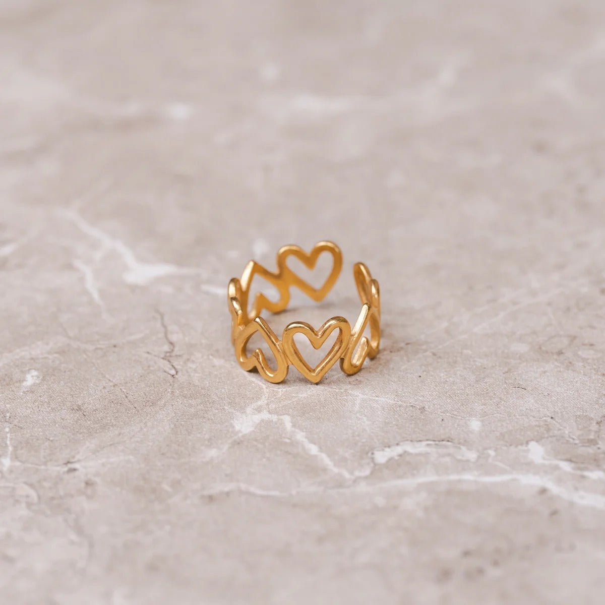 Anillo ajustable con corte de amor bañado en oro de 18 quilates