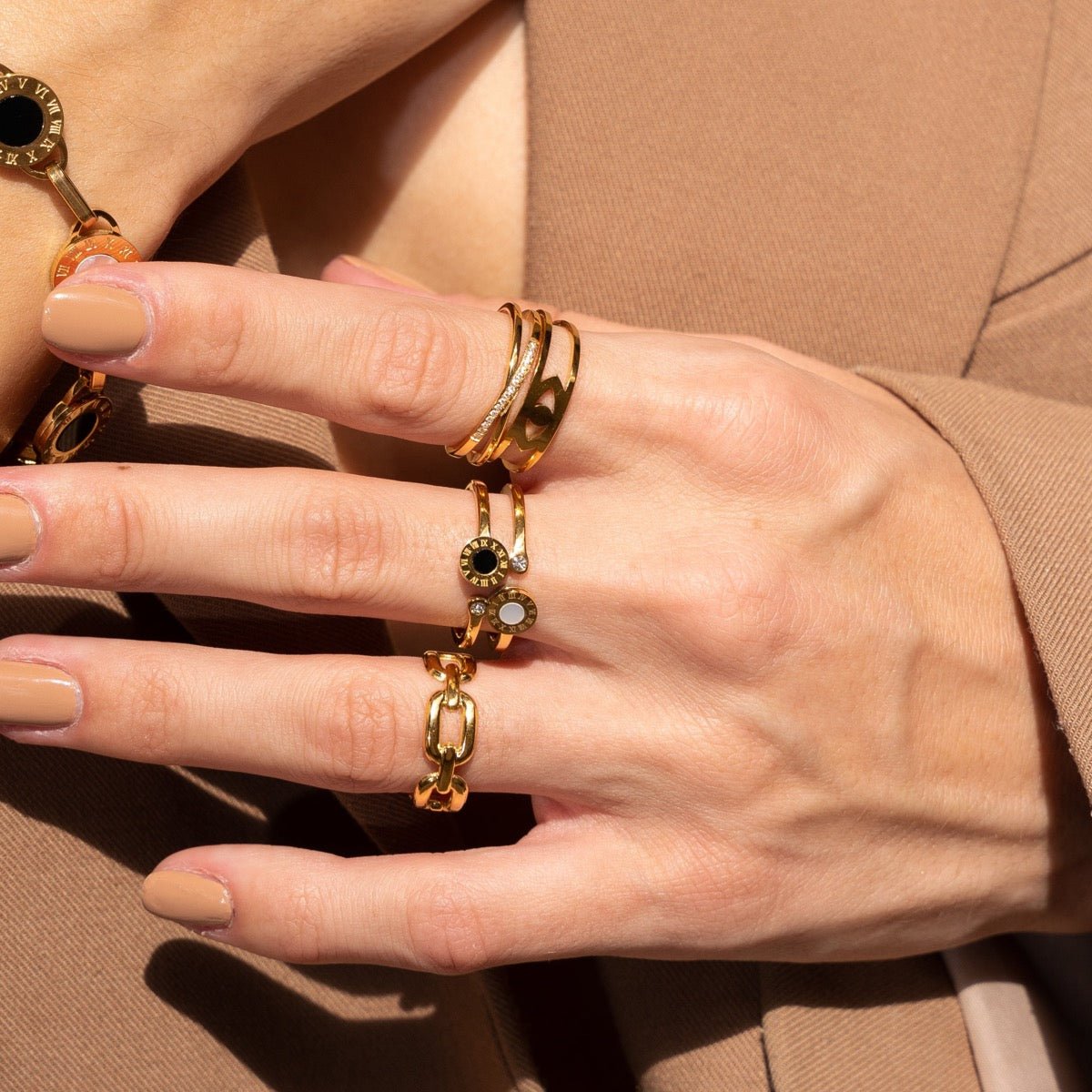 Anillo ajustable de mal de ojo bañado en oro de 18 quilates