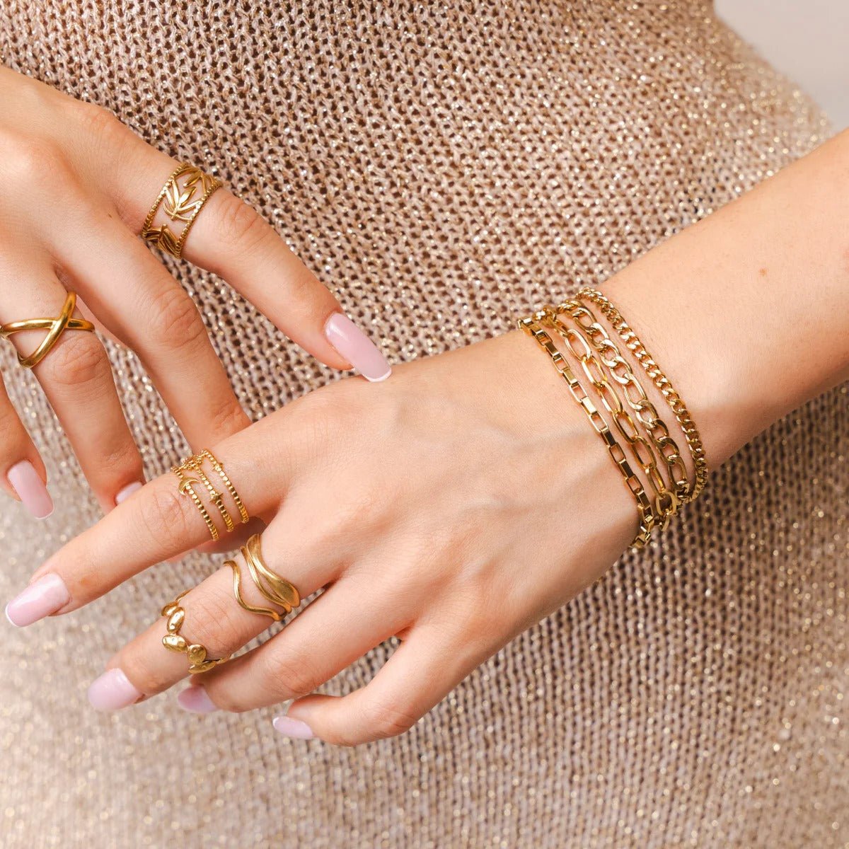 Anillo de ondas ajustable bañado en oro de 18 quilates