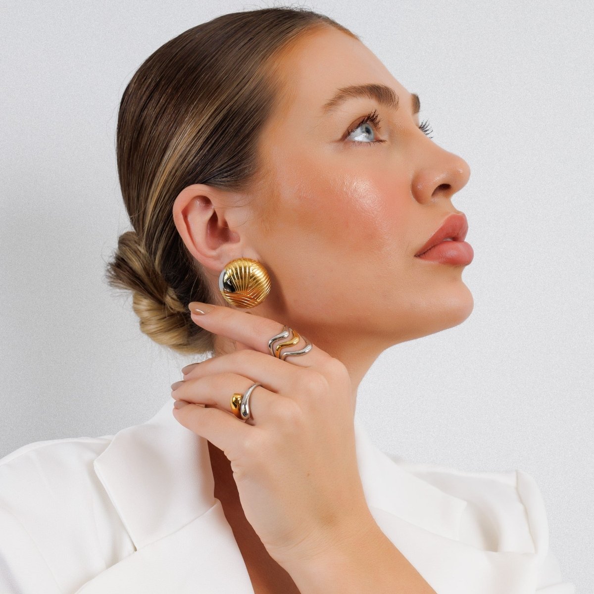 Anillo de ondas ajustable con baño mixto de oro y plata