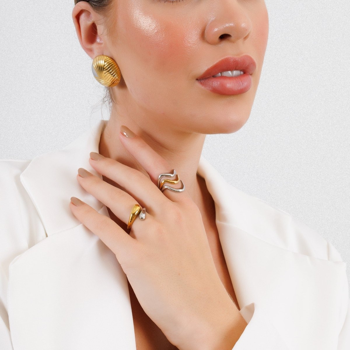 Anillo de ondas ajustable con baño mixto de oro y plata