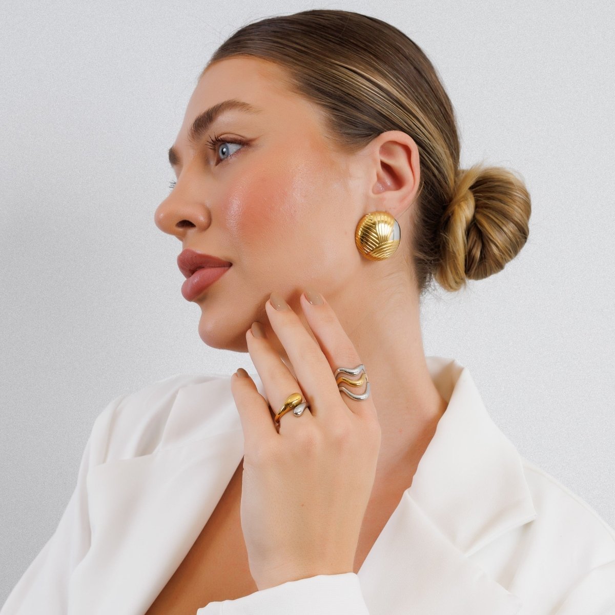 Anillo de ondas ajustable con baño mixto de oro y plata