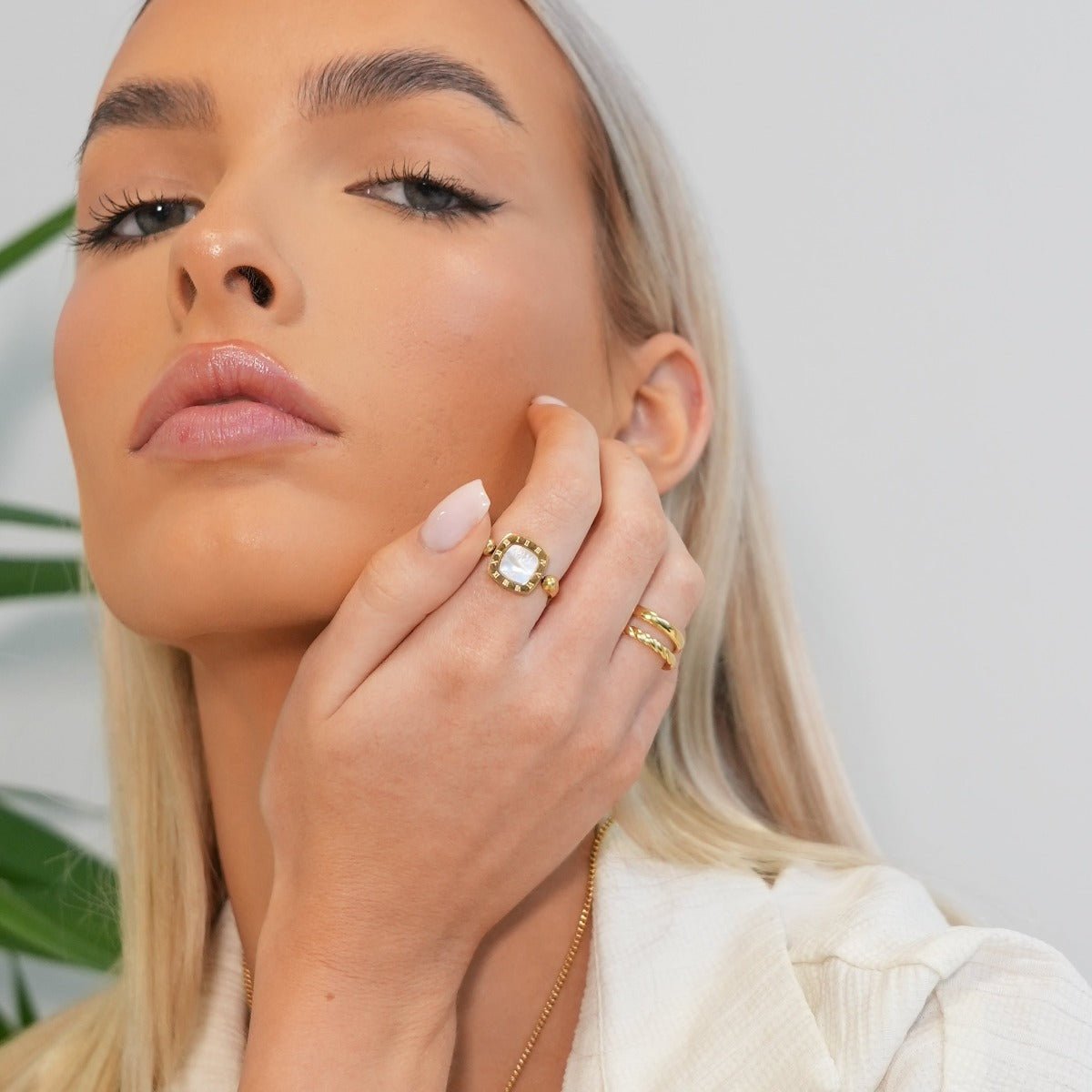 Anillo giratorio con dije cuadrado bañado en oro de 18 k