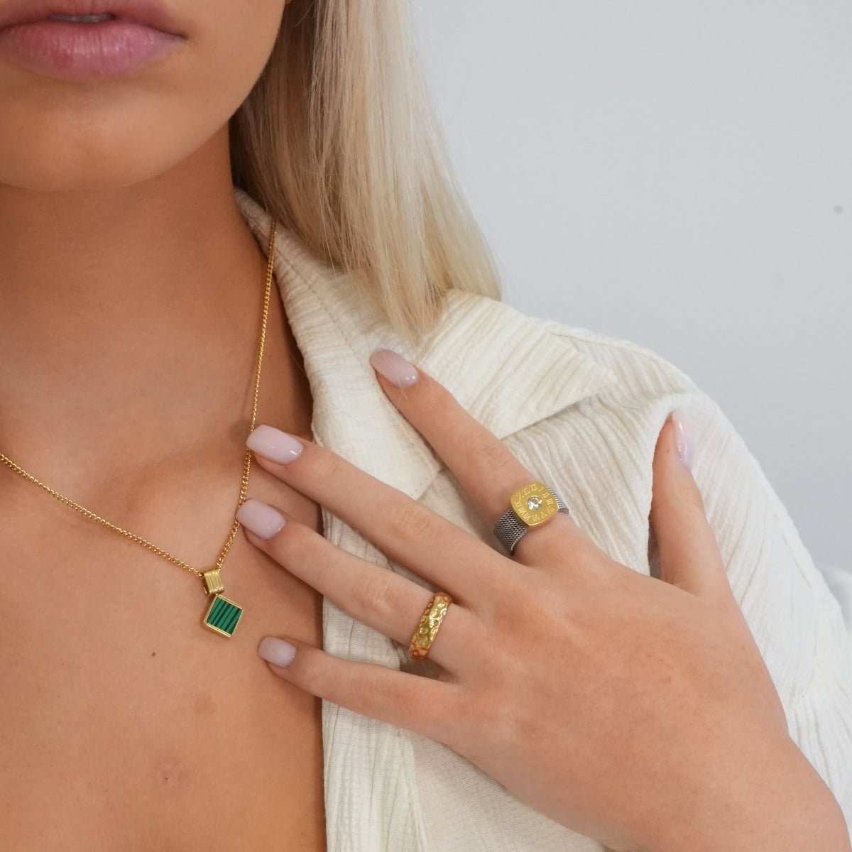 Anillo de textura lunar bañado en oro de 18 k