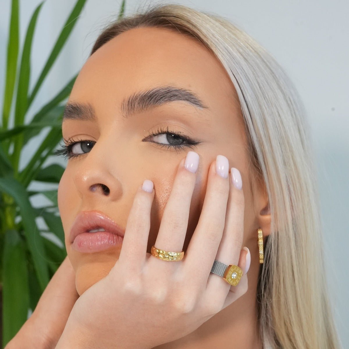 Anillo de textura lunar bañado en oro de 18 k