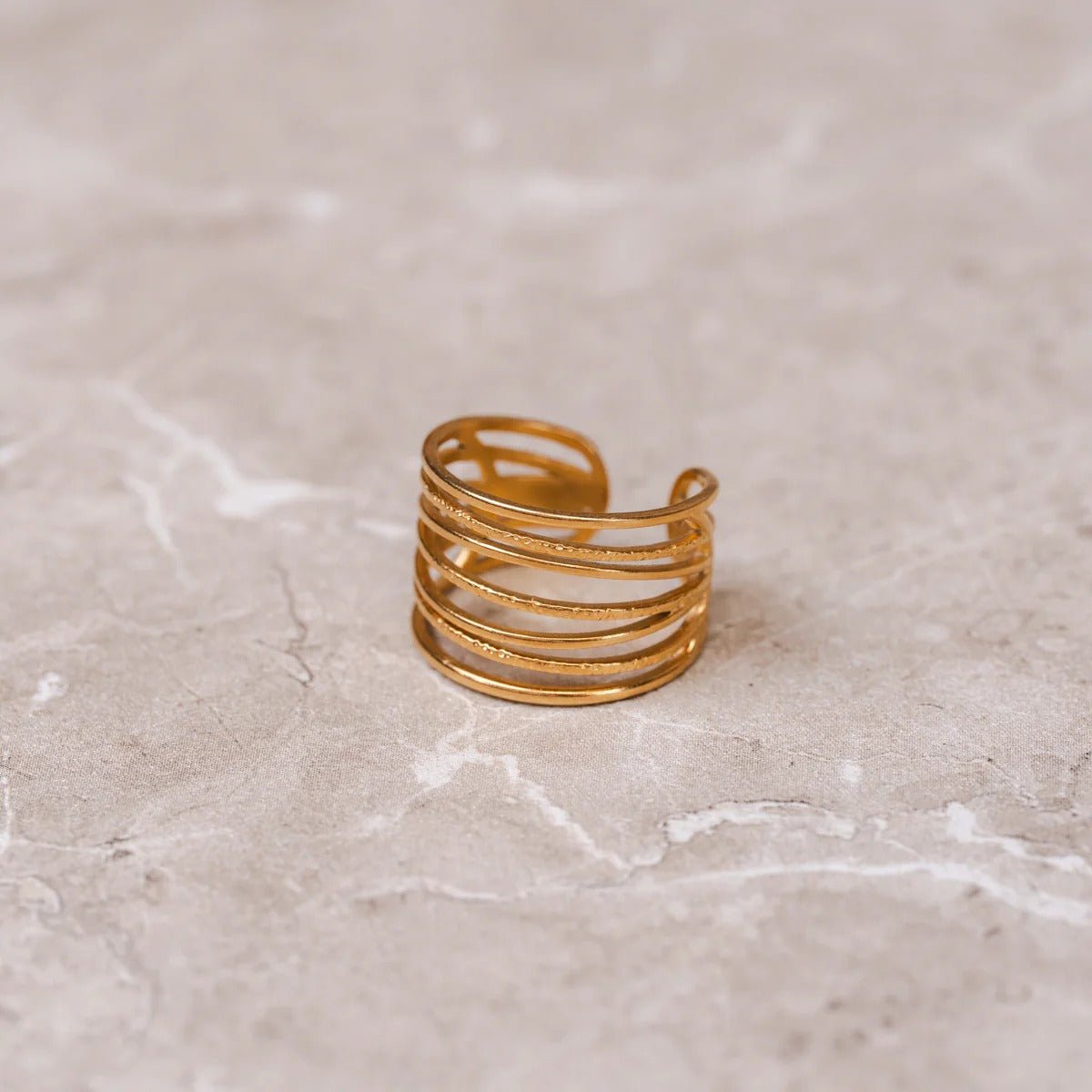 Anillo de tejido ajustable bañado en oro de 18 quilates