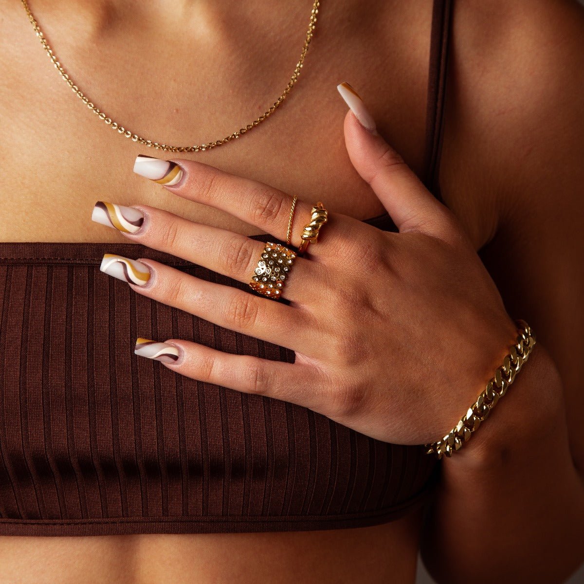 Anillo Revyora bañado en oro de 18 quilates