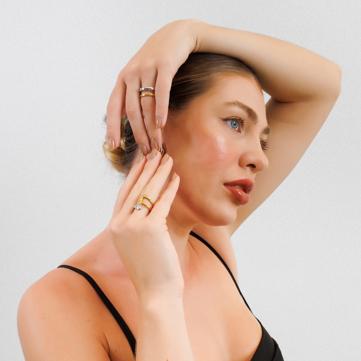 Anillo de onda ajustable con baño mixto de oro y plata