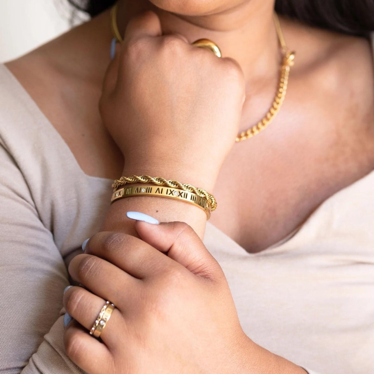 Pulsera con números romanos bañada en oro de 18 quilates