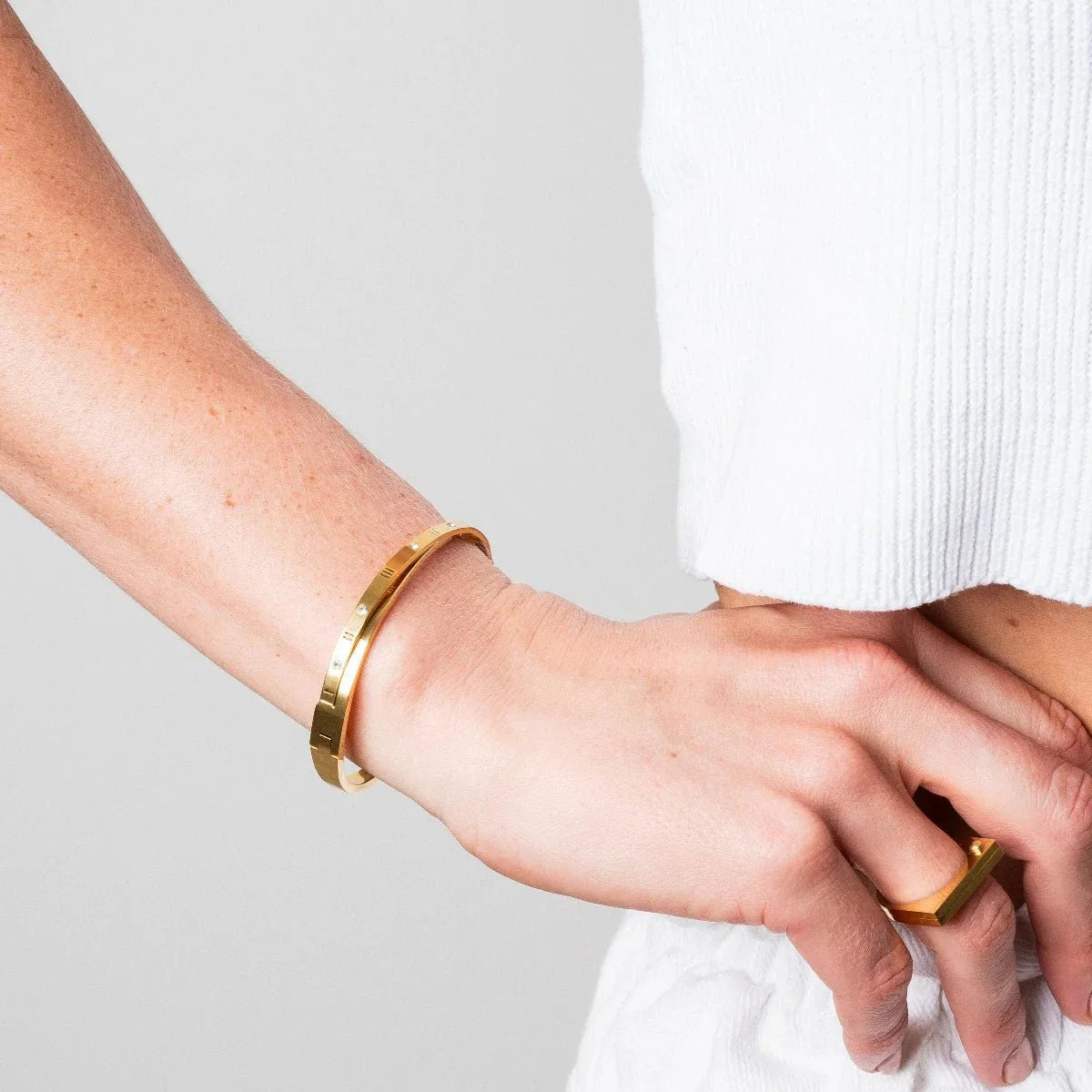 Pulsera con números romanos entrelazados bañada en oro de 18 quilates