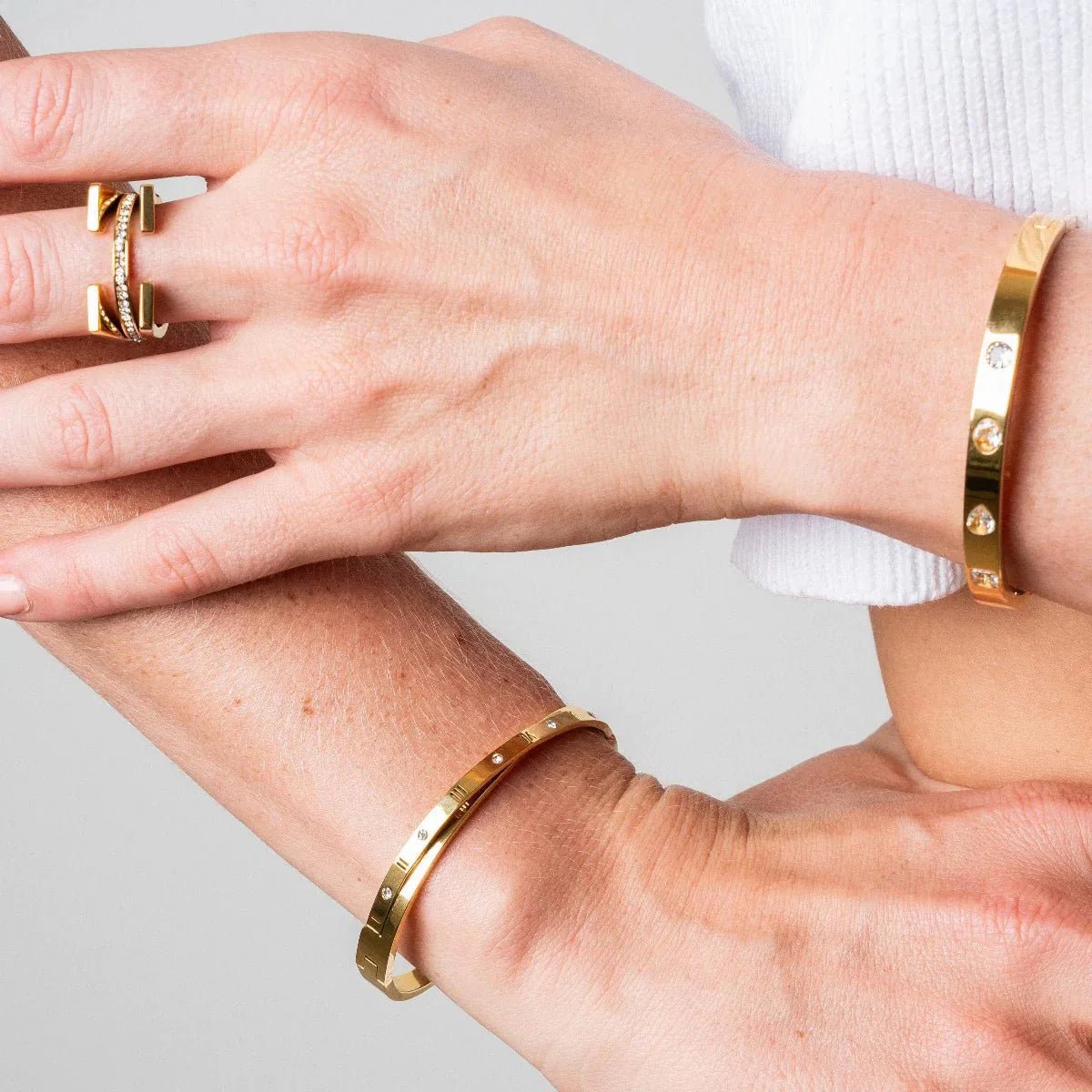 Pulsera con números romanos entrelazados bañada en oro de 18 quilates