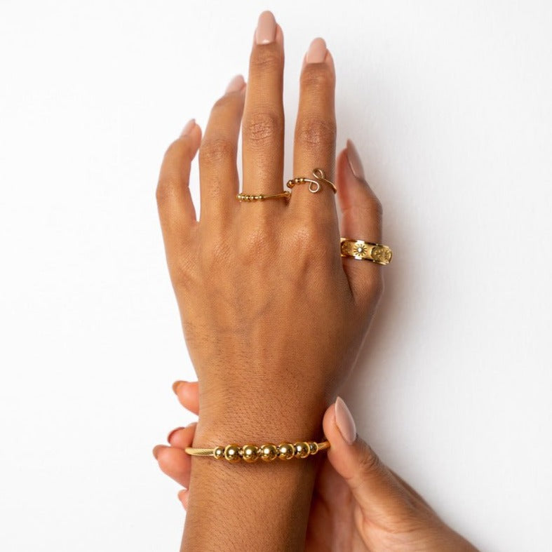 Pulsera antiestrés ajustable con cuentas bañadas en oro