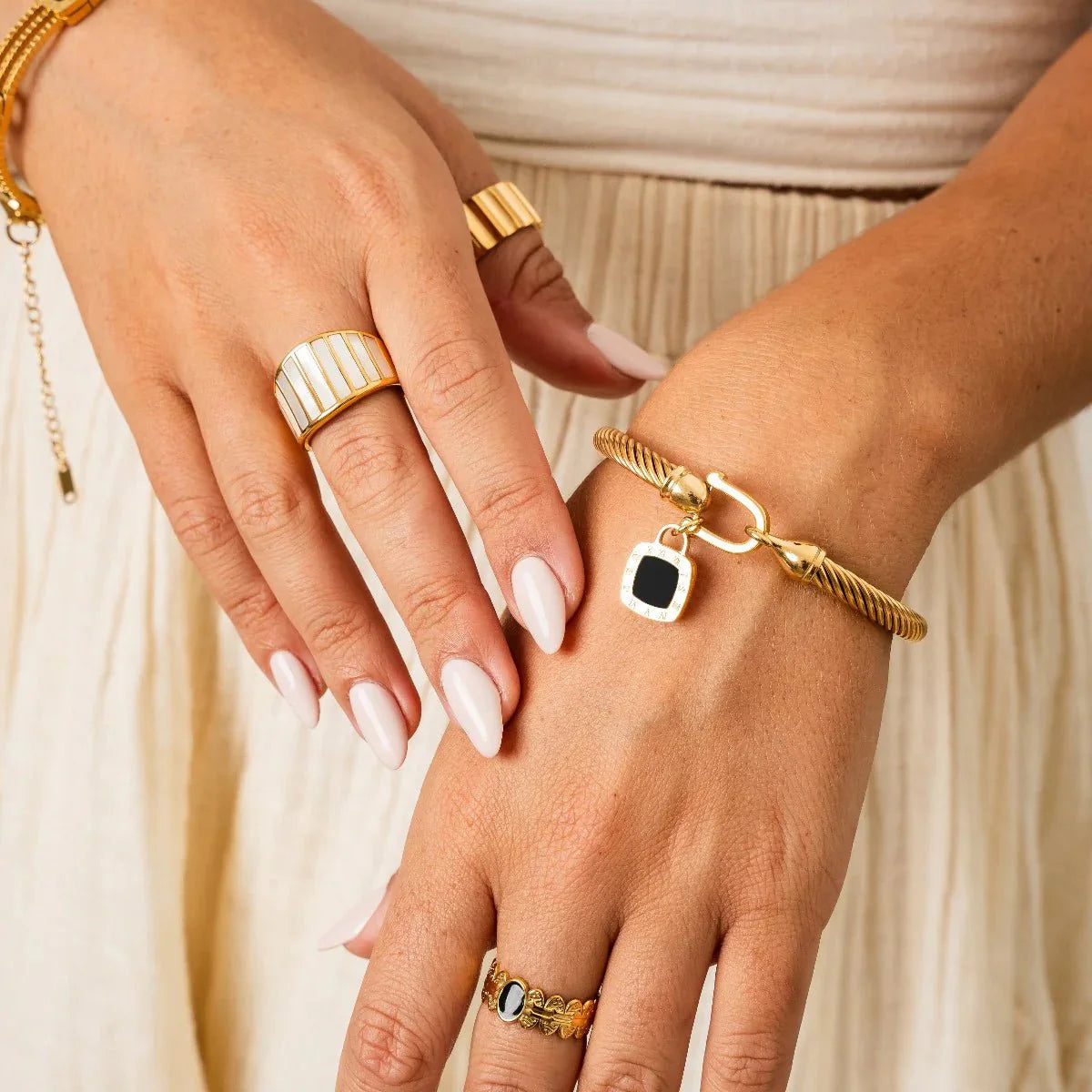 Pulsera con colgante de ónix cuadrado bañada en oro de 18 quilates