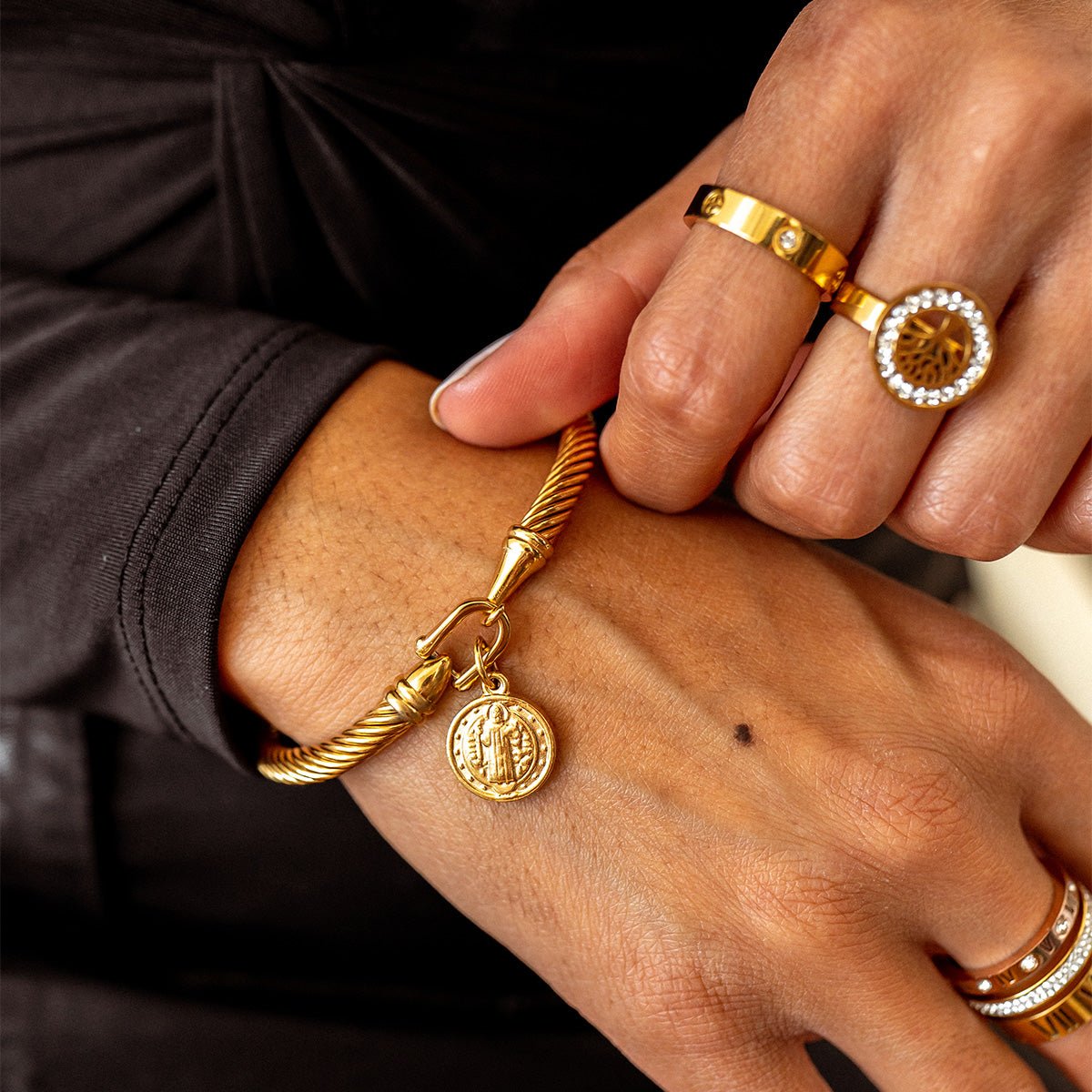 Pulsera colgante de San Benito bañada en oro de 18 quilates