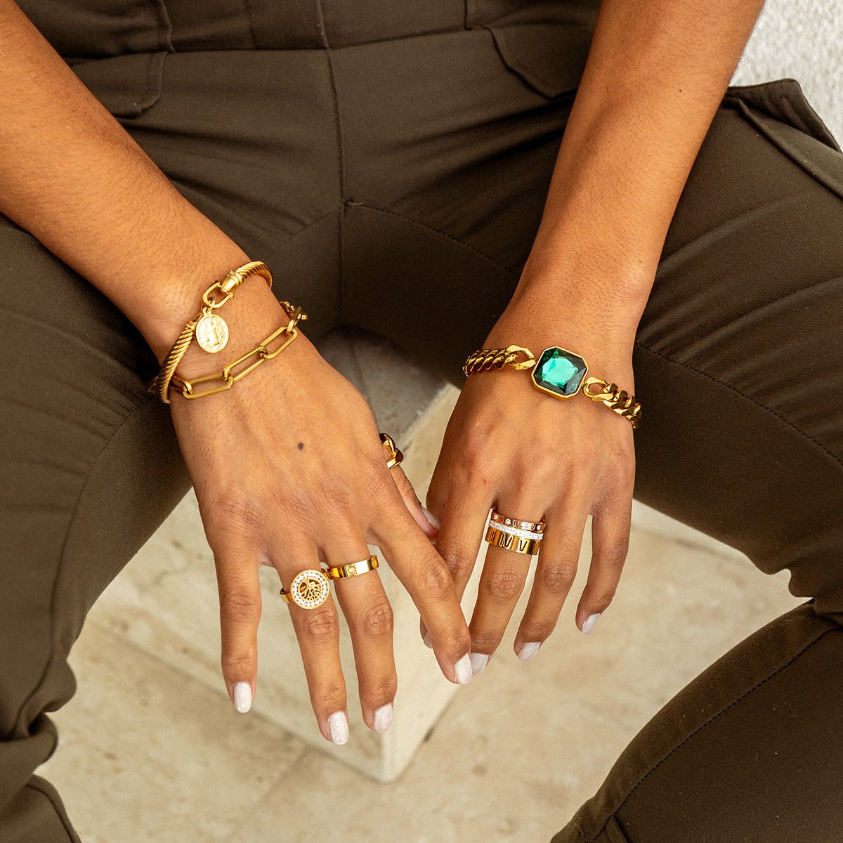 Pulsera colgante de San Benito bañada en oro de 18 quilates