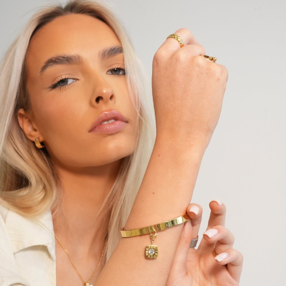 Pulsera de dijes cuadrados bañada en oro de 18 quilates