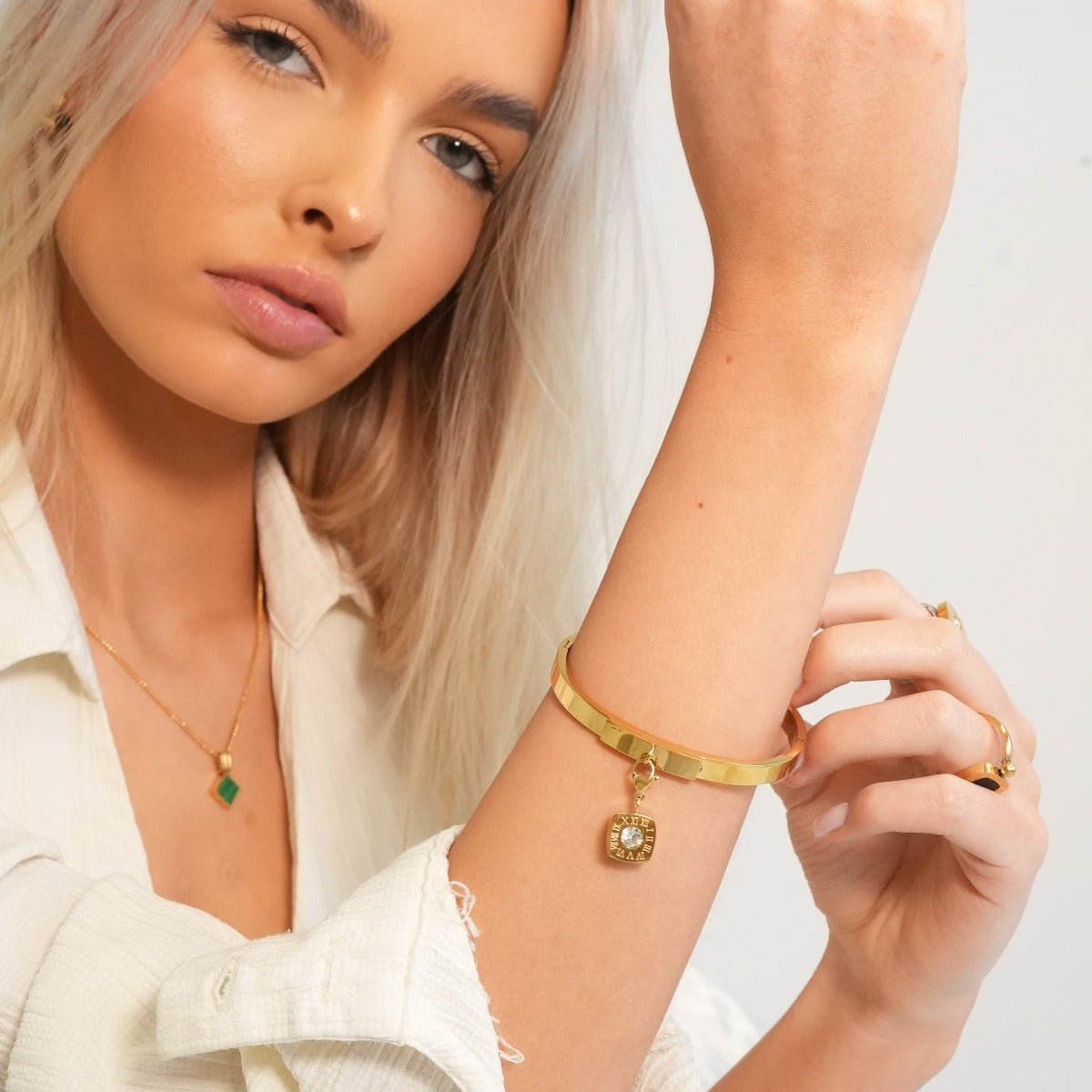 Pulsera de dijes cuadrados bañada en oro de 18 quilates