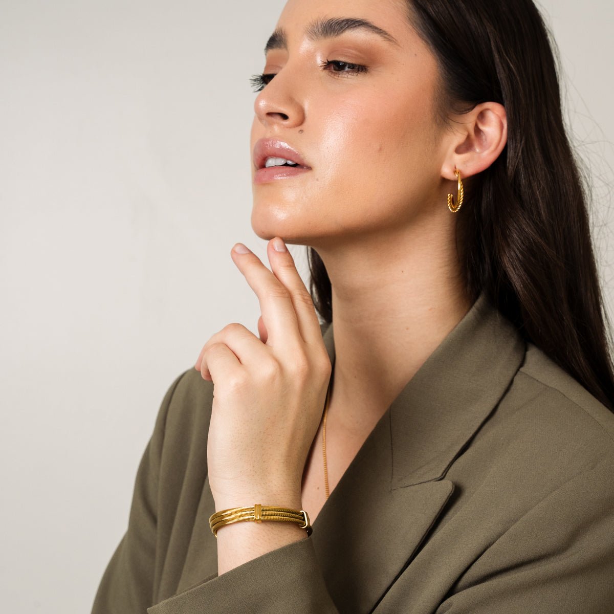 Pulsera de alambre bañada en oro de 18k