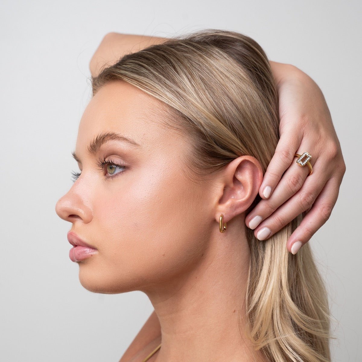 Pendiente de aro cuadrado bañado en oro de 18k