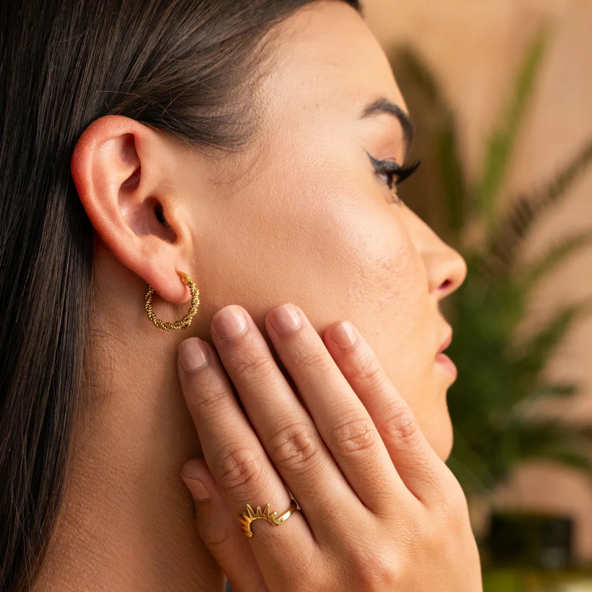 Pendiente de aro giratorio bañado en oro de 18 quilates