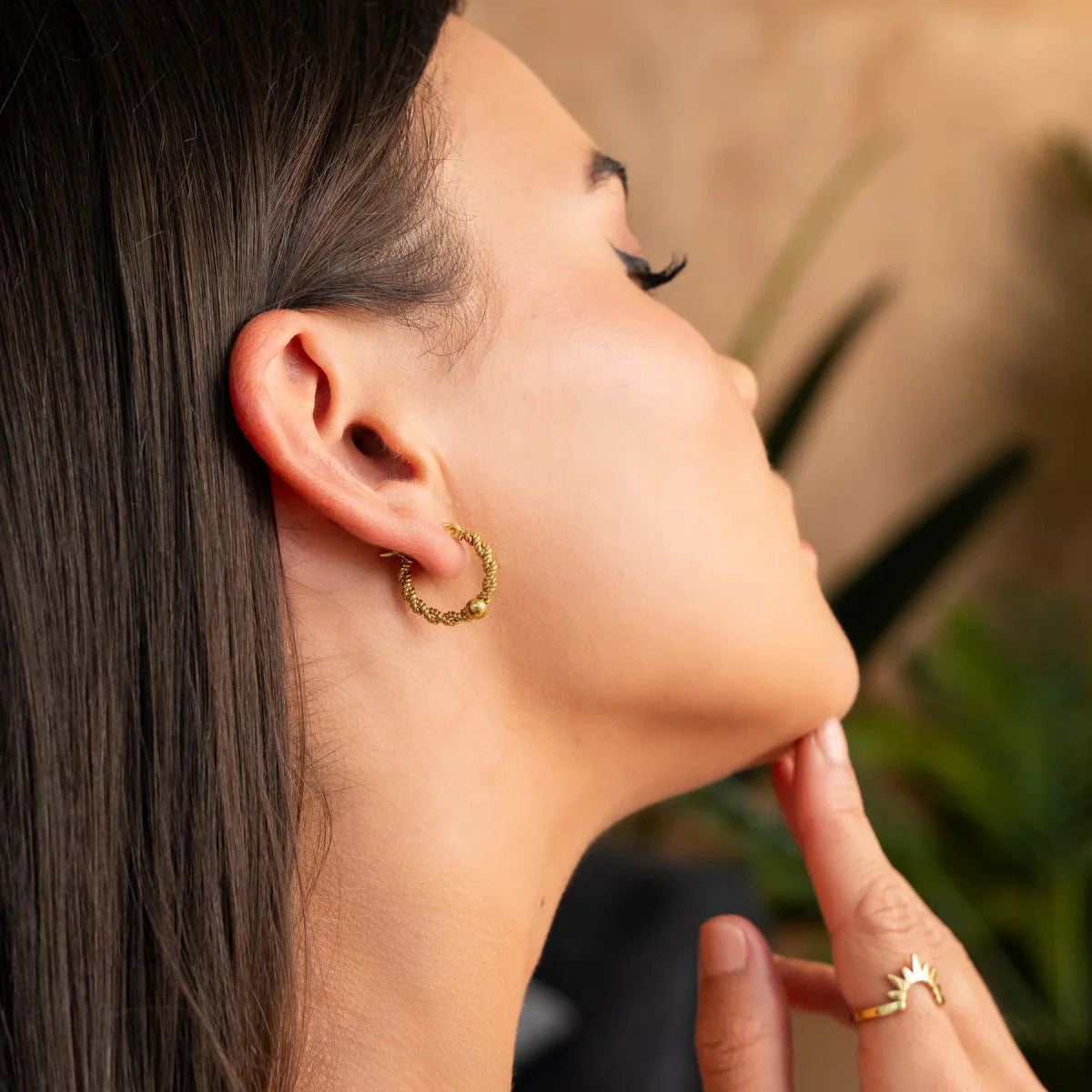 Pendiente de aro giratorio bañado en oro de 18 quilates