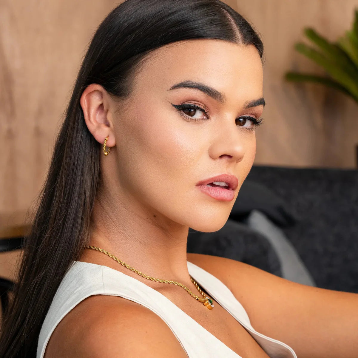 Pendiente de aro giratorio bañado en oro de 18 quilates