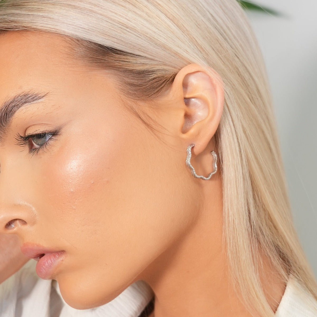 Pendiente de aro con textura ondulada - Plata