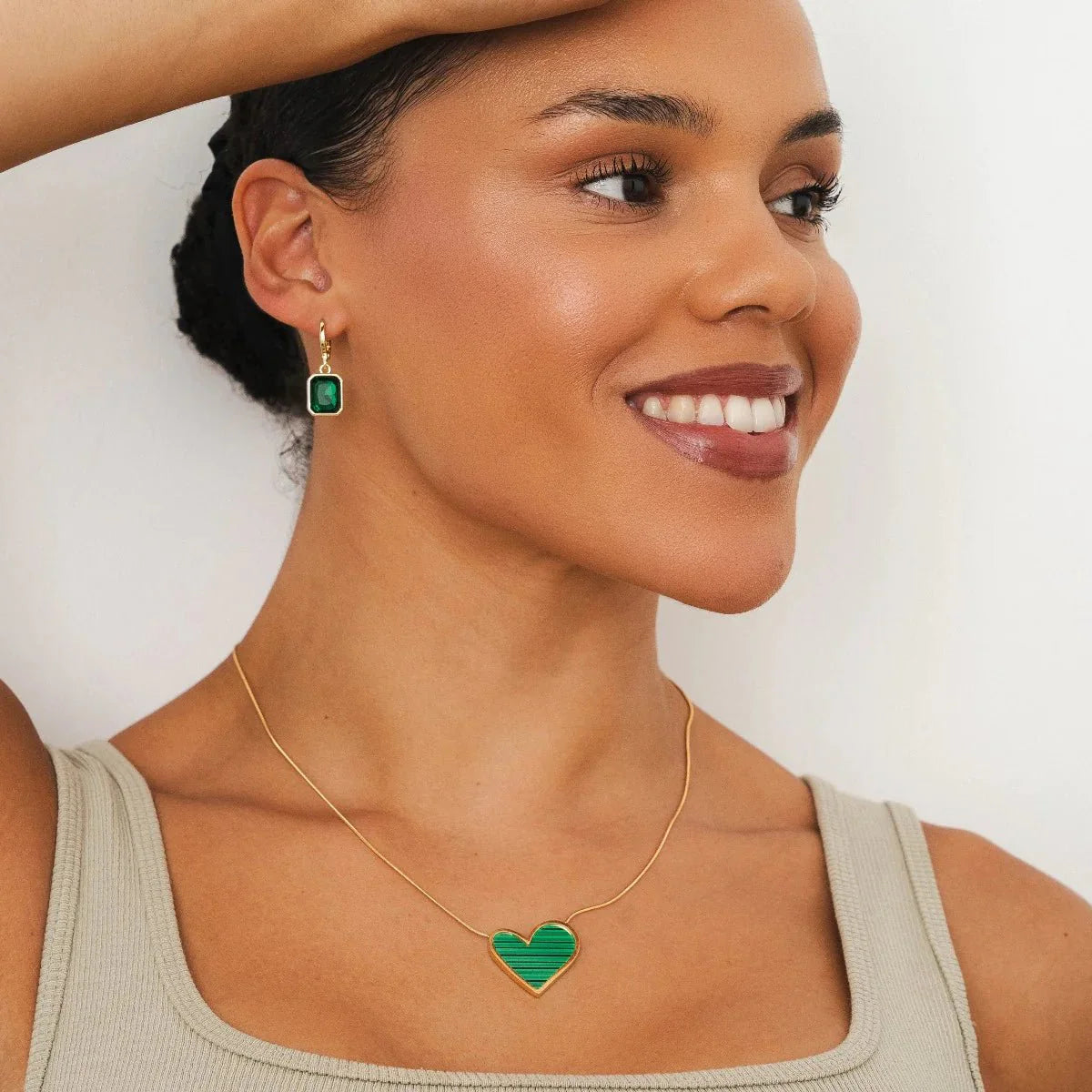 Pendiente de aro de cristal verde bañado en oro de 18 quilates