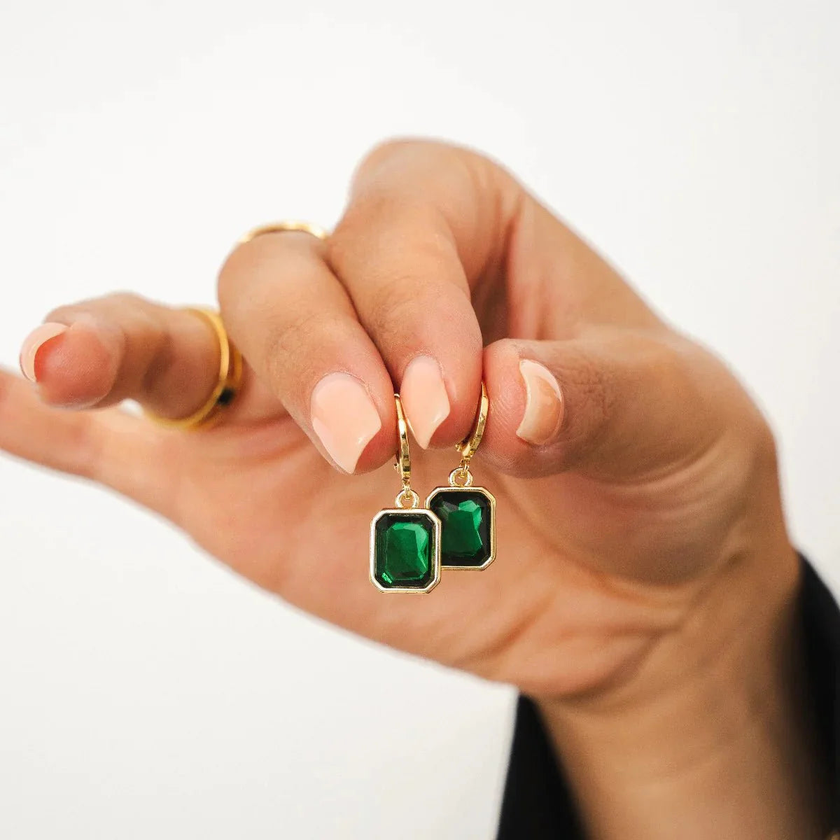 Pendiente de aro de cristal verde bañado en oro de 18 quilates