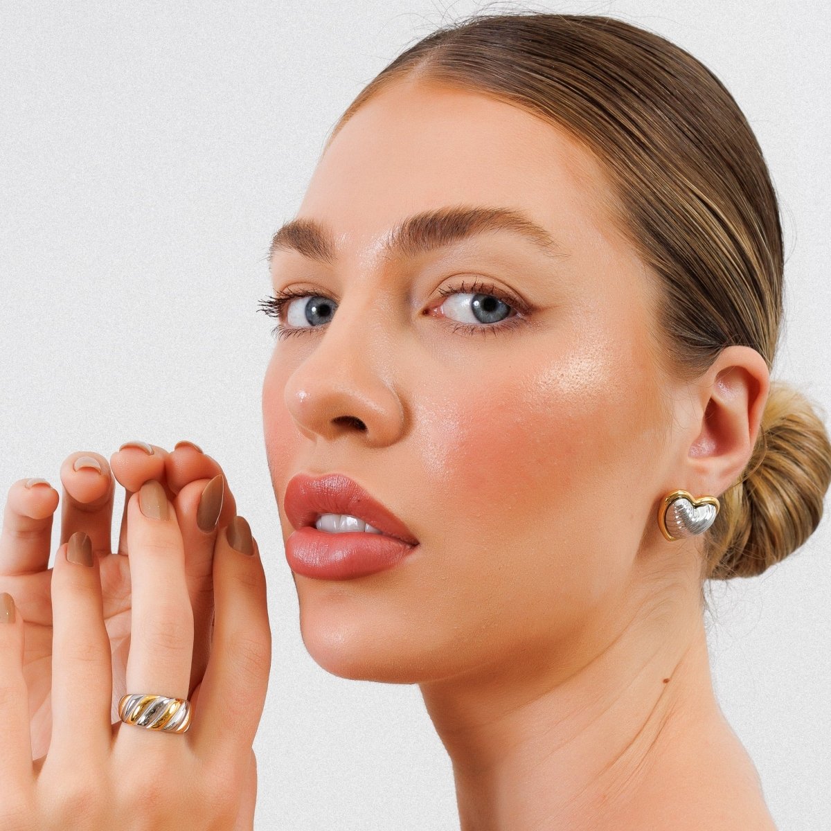 Pendientes con forma de corazón y baño mixto de oro y plata