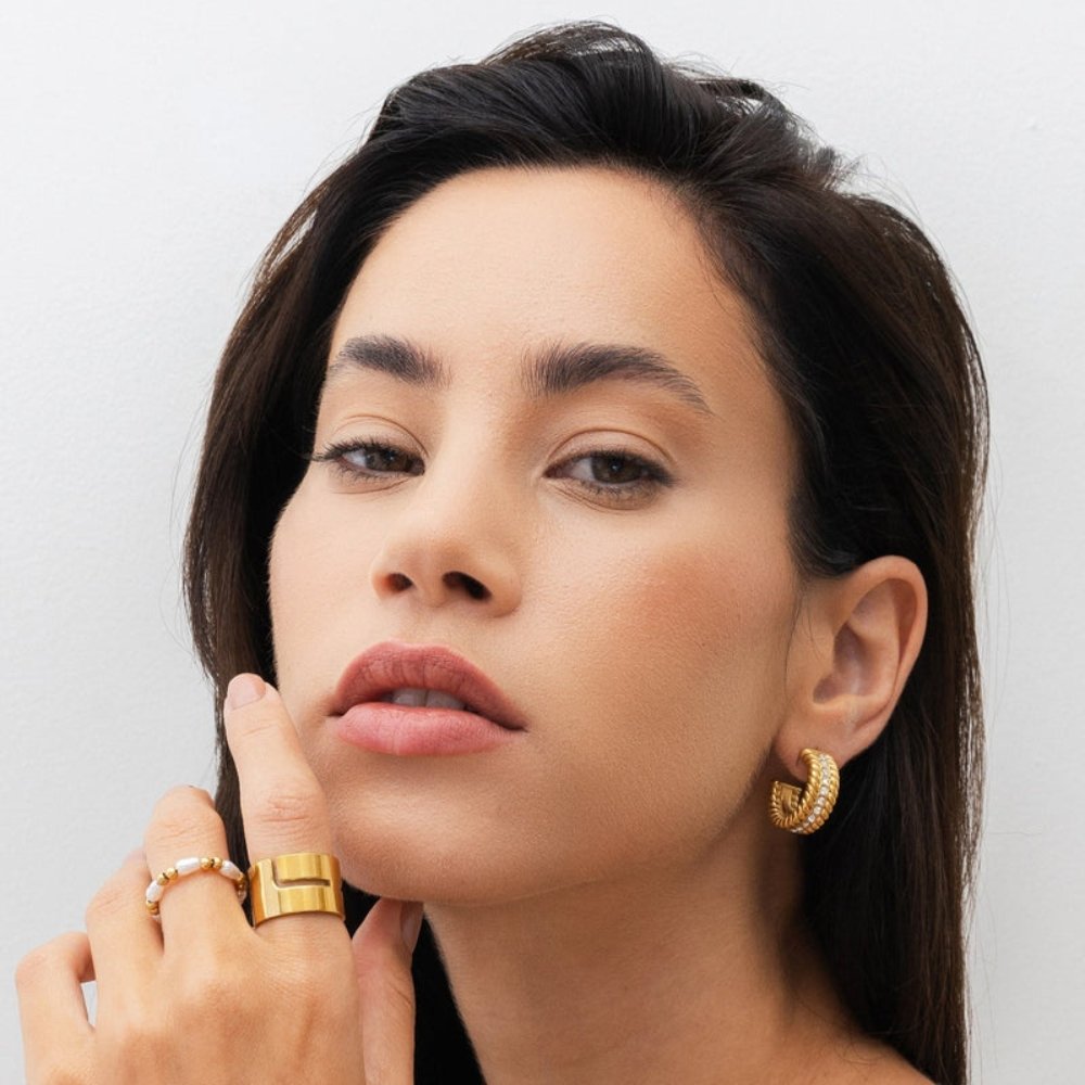 Pendiente de aro con fecha bañado en oro de 18 quilates