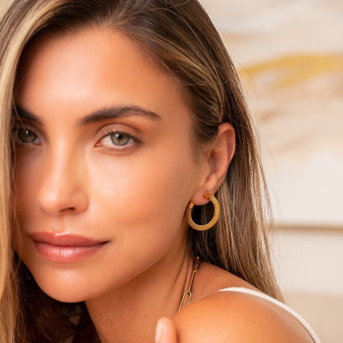 Pendiente de aro Isabella bañado en oro de 18 quilates