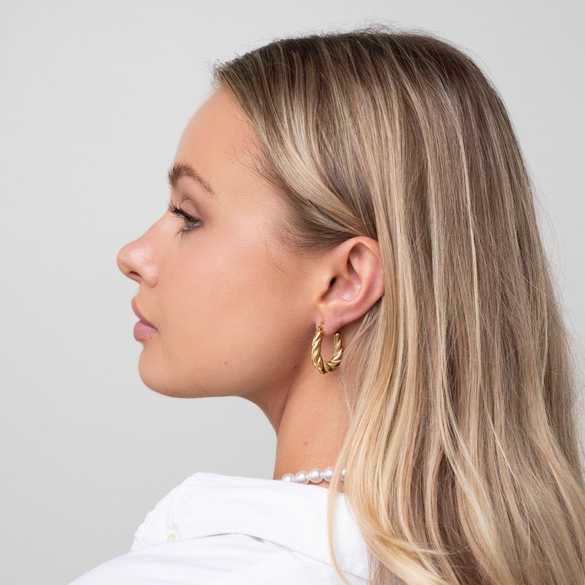 Pendiente de aro retorcido bañado en oro de 18 quilates