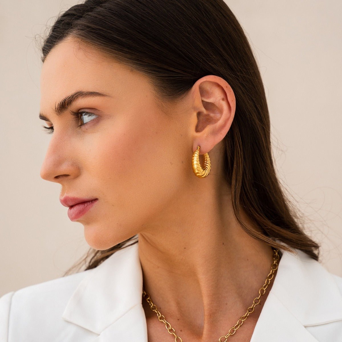 Pendiente de aro con forma de croissant bañado en oro de 18 quilates