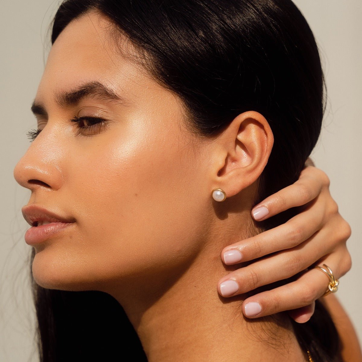 Pendiente de perla solitaria bañado en oro de 18 quilates