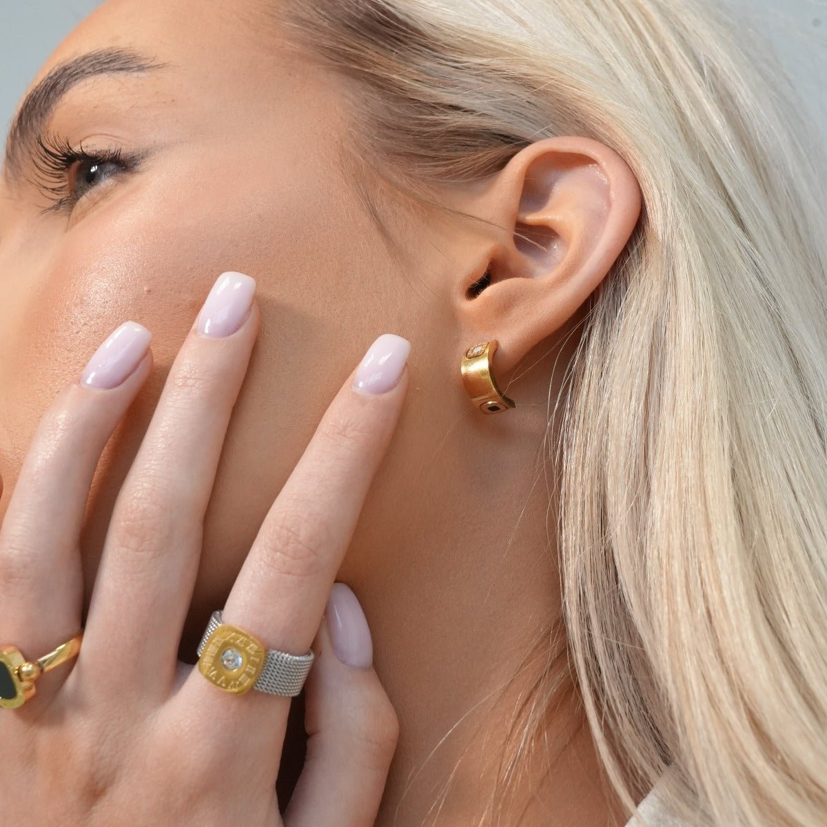 Pendiente cuadrado con dije bañado en oro de 18k