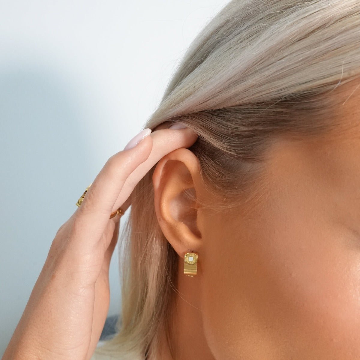 Pendiente cuadrado con dije bañado en oro de 18k