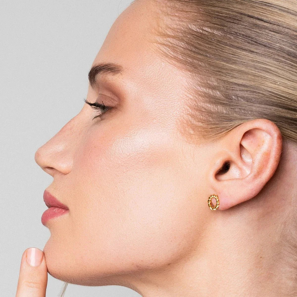 Pendiente Twist bañado en oro de 18k